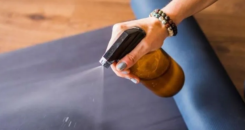 Cách giặt thảm yoga cao su loại bỏ các vết bẩn cứng đầu