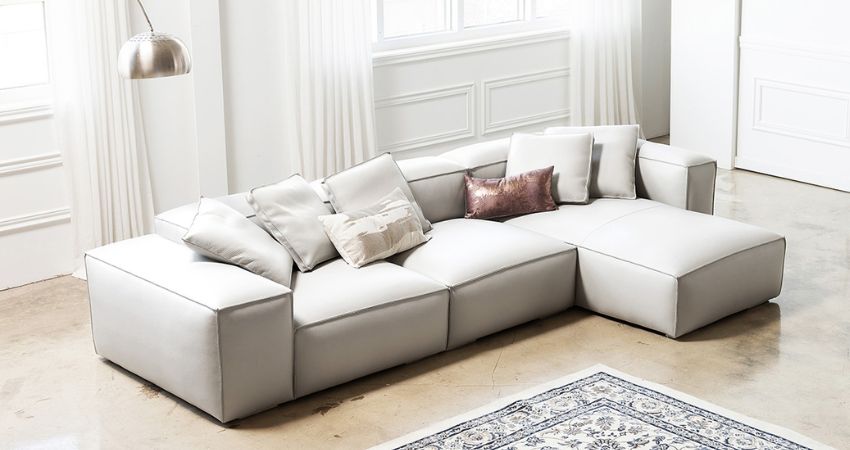 Đừng quên bảo quản sofa da trắng đúng cách để sofa sạch sẽ và thơm tho