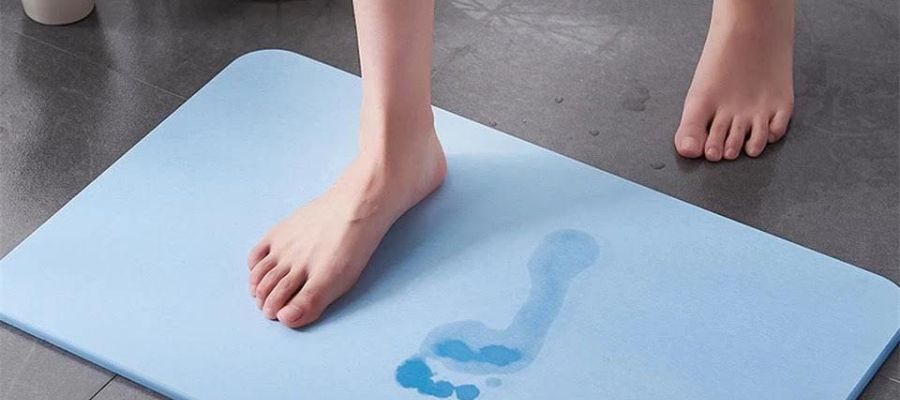 Thảm đá là một vật dụng nội thất hiện đại, cần được vệ sinh định kỳ để duy trì độ thấm hút và tính thẩm mỹ của thảm