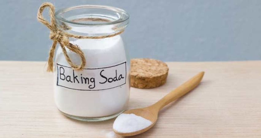 Dùng baking soda tẩy vết máu trên nệm, mẹo hữu ích áp dụng cho cả vệ sinh sofa vải tại nhà.