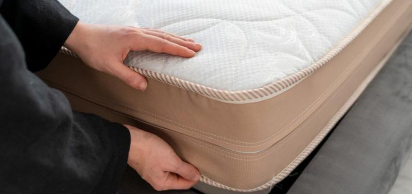 Những dụng cụ và bước chuẩn bị quan trọng để giặt nệm hiệu quả.