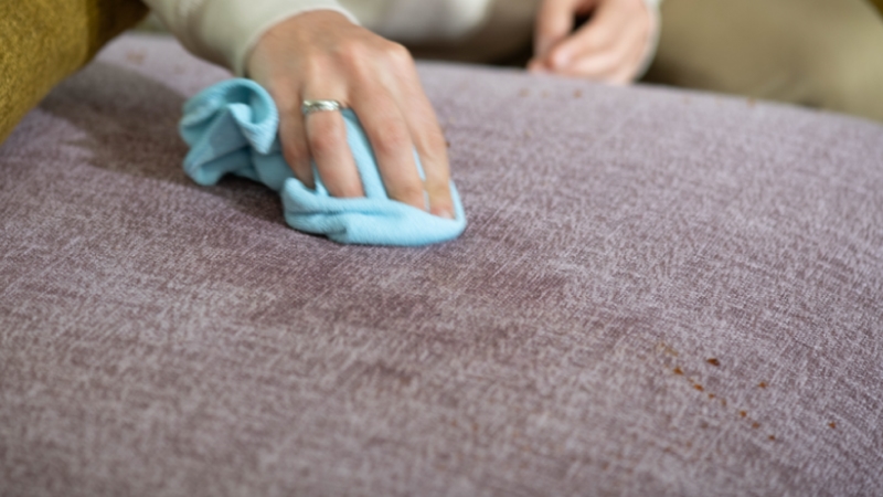 Tự làm sạch sofa được nhưng nếu vết bẩn khó bạn cần sử dụng dịch vụ làm sạch ghế sofa chuyên nghiệp