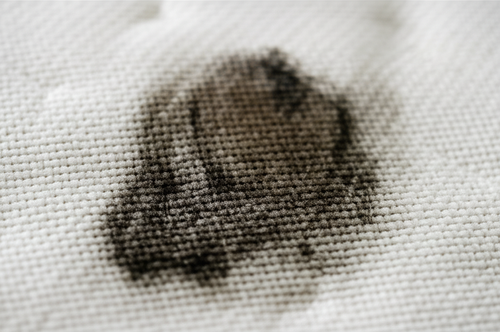 Vết dầu mỡ bám sâu vào sợi nệm và khó làm sạch.