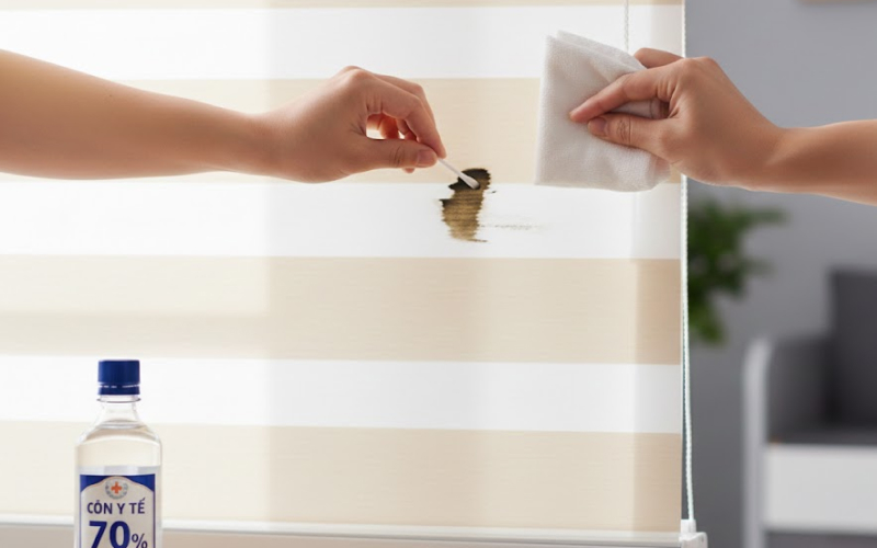 Tẩy mực bút lông trên rèm cầu vòng bằng cồn